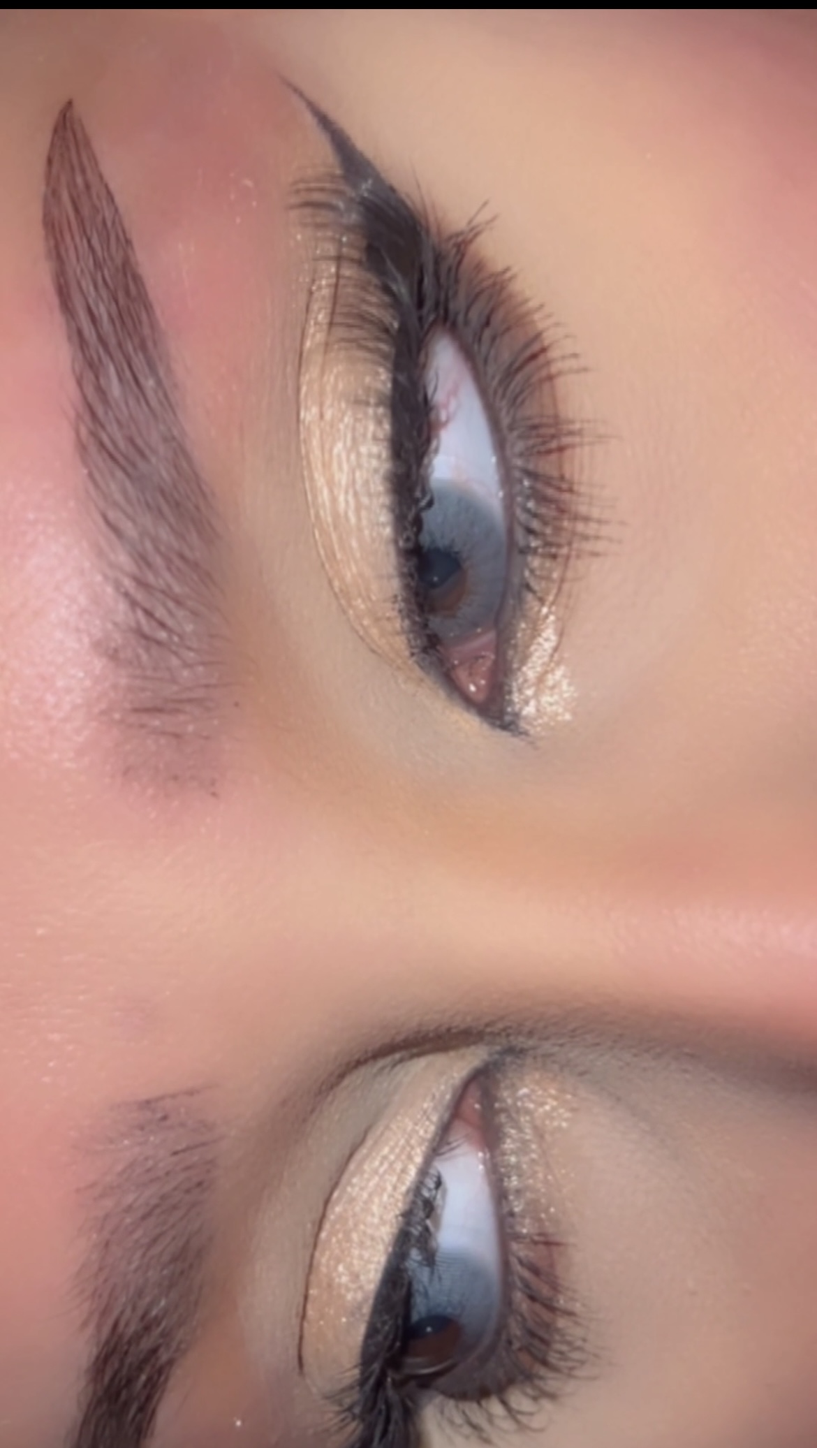 نموذج شغلي بالمكياج.