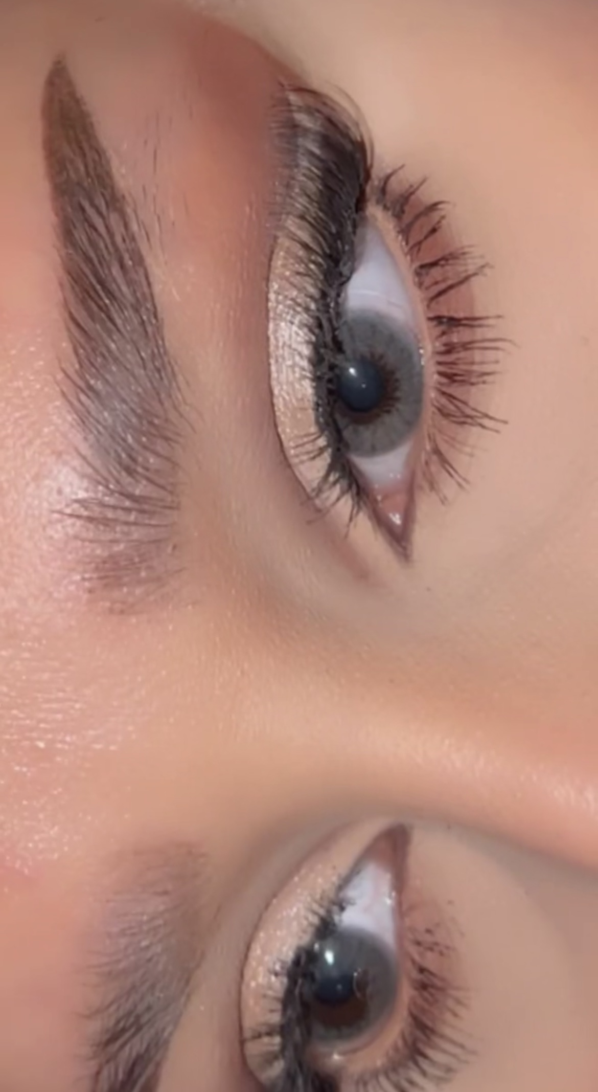 نموذج شغلي بالمكياج.