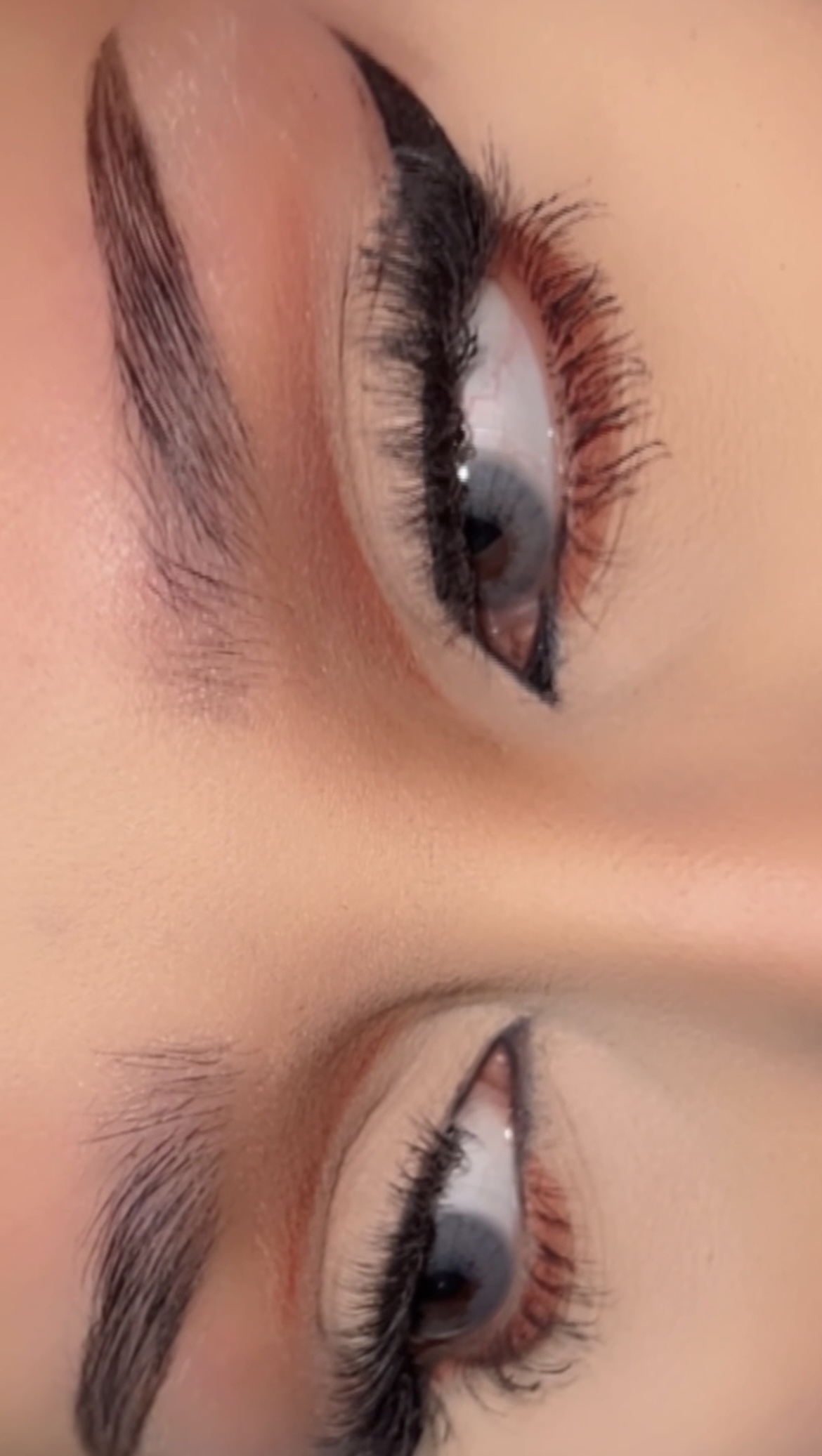 نموذج شغلي بالمكياج.